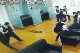 南宁一银行开晨会大蛇从天而降 求女职员的“心理阴影面积”视频封面
