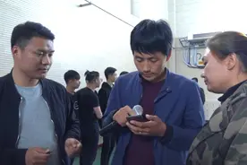 唐山重卡司机菜地唱歌走红，点击量过百万！要圆梦大舞台啦！视频封面