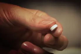 小伙意外获得“忘情药”，吃1片删除1天记忆，但千万不能吃太多！视频封面