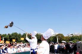 楚菜大赛开幕式上现惊险一幕，厨艺绝活表演“失误”，差点砸伤人视频封面