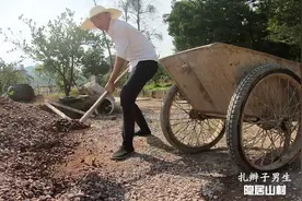 90后农村小伙在深山农村自己动手盖木屋，打造自己的世外桃园视频封面