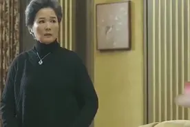 女儿躲在屋里抽烟，后妈闯进来喝酒，俩人对视尴尬了视频封面