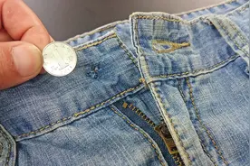 裤子纽扣掉了别急，原来只要一枚硬币就能修复，这个方法太厉害了视频封面