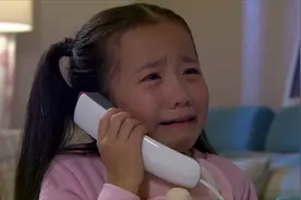 女孩一接到妈妈电话，就忍不住大声哭了，让人看着很心疼视频封面