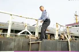 海中一艘大船抛锚 海关靠近检查 发现内藏玄机视频封面