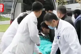 亲友回忆小宇泽车祸受伤现场：躲避掉落轮胎时撞护栏 随后又被撞视频封面