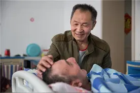 手足情深！青岛72岁老大哥照顾67岁瘫痪弟弟图片