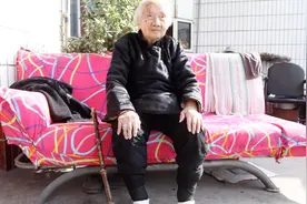 山西105岁老奶奶爱美爱干净爱照相，看老奶奶生活咋样视频封面