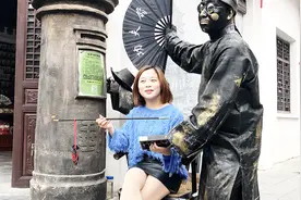 实拍：安徽合肥三河古镇，两位姑娘和铜人留影，你能听懂合肥话吗视频封面