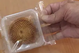 “木乃伊”月饼？月饼放了11年，没放冰箱竟仍色泽如新！咋回事？视频封面