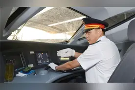 为什么高铁司机手语那么多，而且每30秒还要踩一次踏板？涨知识了视频封面