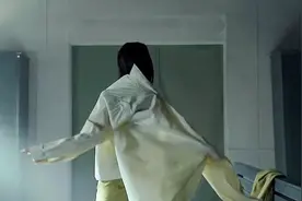男生误入女浴室，声称什么都没有看到，被女生直接打出浴室视频封面