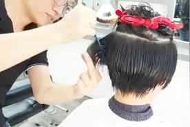 中年女性发型怎么剪？这款短发利落时尚显年轻