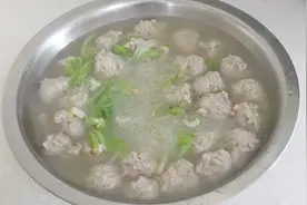 秋天到了，今天做个白菜猪肉丸子汤，这样做汤鲜味美，营养又好吃视频封面