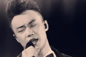 陈奕迅一首伤感《红玫瑰》，让人听着总觉得心里空空的！视频封面