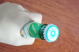 徒手开啤酒瓶盖的新方法，学会这两招家里的开瓶器就可以收起来了视频封面