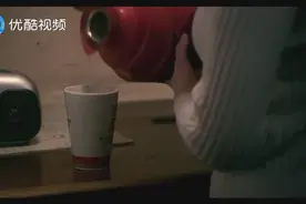哑孩子：老师嗓子都哑了，却坚持给孩子们上课，课堂上一直在咳嗽视频封面