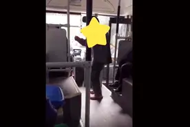 老人乘公交 拿不出老年证又不给钱 司机怒了……视频封面