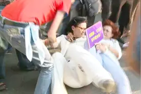 无耻！台“统一女侠”阻民进党破坏两岸关系游行 遭推倒殴打视频封面