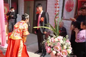 北方农村小伙结婚，小两口夫妻对拜比谁拜的低，新娘表现全场逗乐视频封面