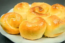 一碗面粉，一包牛奶，掌握两个配方，在家也能做出松软香甜小面包视频封面