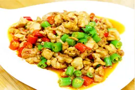 经典川菜小煎鸡的做法，香辣鲜香很开胃，大厨讲解详细，步骤清晰视频封面