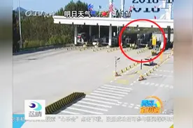 惊险！货车刹车失灵，冲出高速收费站视频封面