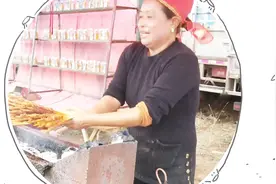 好喜庆的烧烤老板娘又唱又跳，路人纷纷驻足观看拍照视频封面