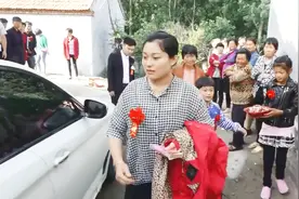 新娘子还没下车，新郎三鞠躬，姐姐给10000红包，真有福气！视频封面