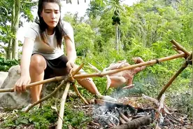 女子用最原始的方法烤山鸡，不放任何调料，一人独享一整只视频封面