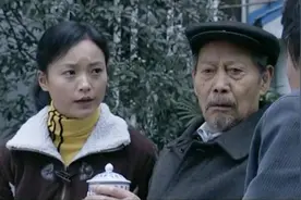 棒呆，这样的儿媳妇儿真是乖巧，对老爷子比亲儿子都有耐心视频封面