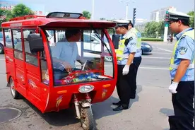 为什么县市里不允许农村的电动三轮车上路？专家：安全比便利重要视频封面