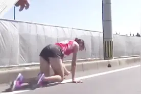 日本19岁女生比赛骨折爬到终点 盘点：赛场那些坚持的身影视频封面