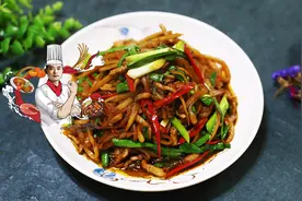 白萝卜怎么炒才好吃？饭店大厨教你一个小技巧，一滴水都不要加视频封面