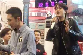 东北爷们饭店即兴开唱，一曲《沙漠骆驼》，瞬间斩获百万粉丝！视频封面