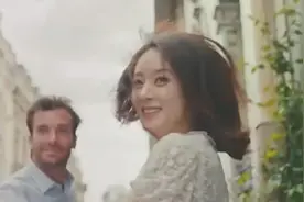 冯绍峰与岳父大人合影变乖巧，同赵丽颖做同款手势恩爱满分！视频封面
