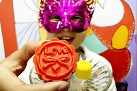 妹子试吃“LOVE空心巧克力”，充满爱意的甜点，吃在嘴里甜在心里视频封面