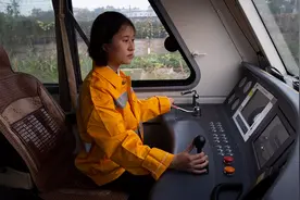 90后美女开火车：长三角唯一女司机，每天健身只为踩动离合器视频封面