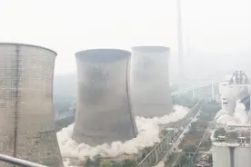 “轰轰轰轰”4声巨响，淮北电厂烟囱相继倒下 爆破现场气浪翻滚视频封面
