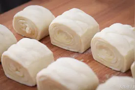 面点师分享油卷的家常做法，轻轻一压，花卷简单漂亮，蓬松柔软图片