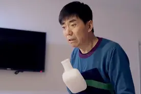老头想喝水，没想到男护工却拿来了夜壶，这就尴尬了视频封面