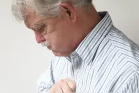 早晨的第一口痰液黄黄的，是在暗示身体健康有问题吗？告诉你答案图片