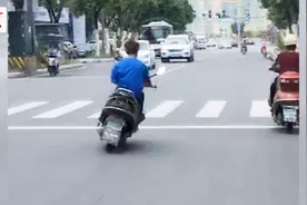 长点儿心吧！16岁小伙两次骑电动车 上演“蛇形走位最摇摆”视频封面