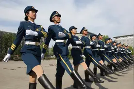 为什么女兵参加阅兵，都要穿丝袜？视频封面