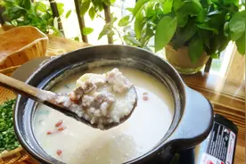 牛乳排骨粥，浓香嫩滑，记得收藏视频封面