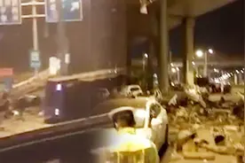 温州高架货车侧翻 货物砸中桥下汽车 场面惨烈视频封面