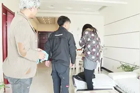 妻子答应丈夫要孝顺公公，丈夫出差后她却这般对待，看完真解气视频封面