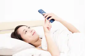 坐月子的妈妈玩手机看电视，真的会落下后遗症吗？