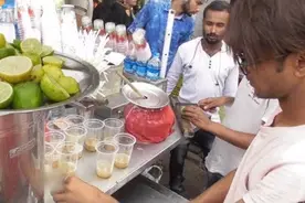 印度街头饮品摊，自制冰镇柠檬汽水，25卢比一杯视频封面