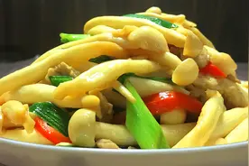 小炒海鲜菇的家常做法，质地滑嫩，味道鲜美，看到都想吃视频封面